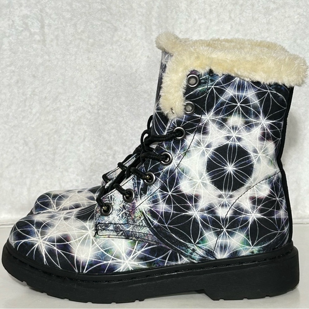 Yes We Vibe Girls Black/White Circle of Life Faux Fur Fall/Winter Boots SZ 3.5M - Picture 2 of 11